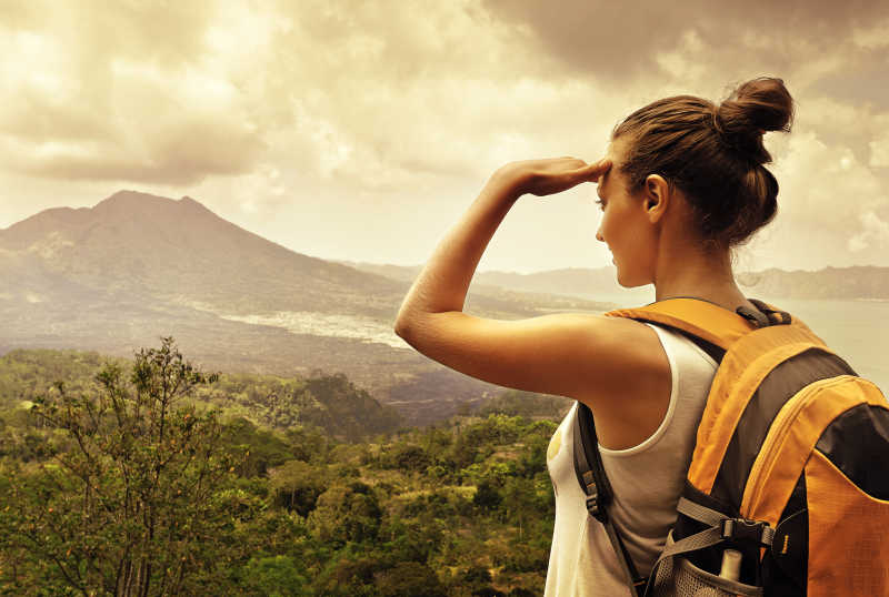 女游客看巴都尔火山