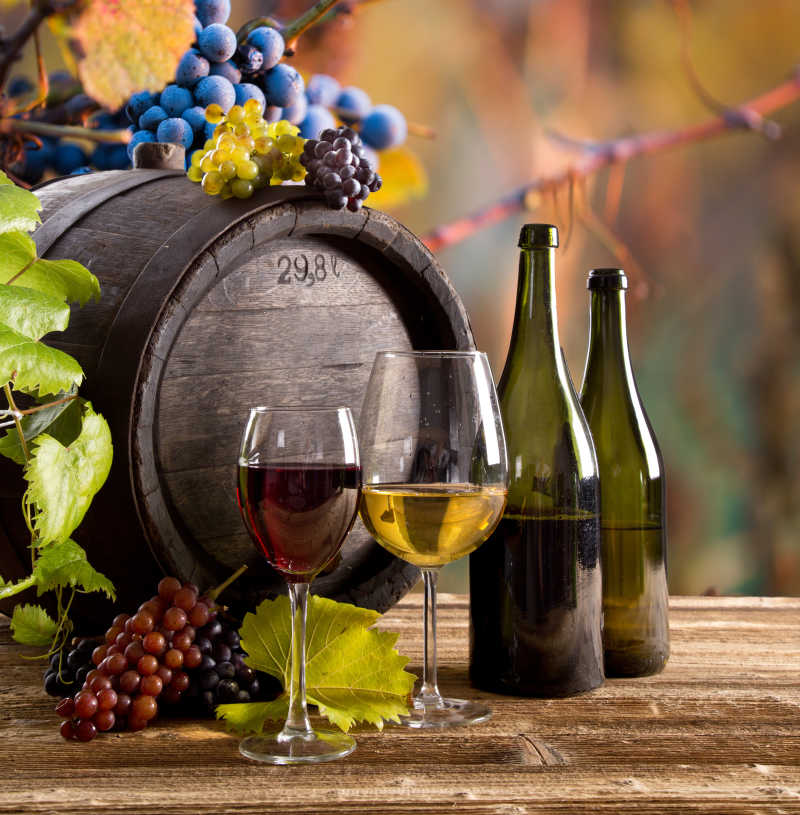 桌子上的新鲜葡萄和盛葡萄酒的容器