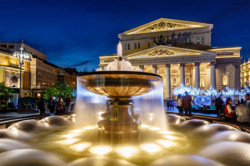 喷泉和波修瓦剧院照明夜景