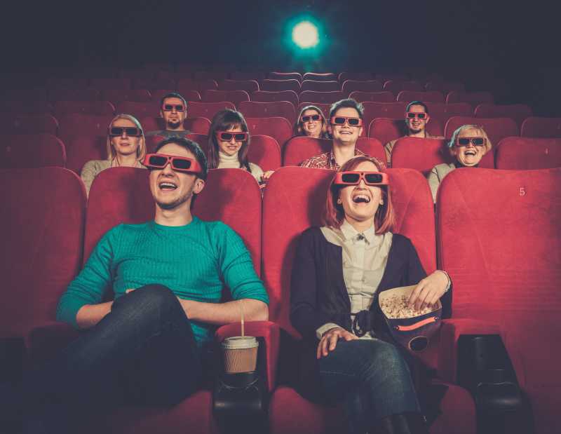 一群人在电影院看3D电影