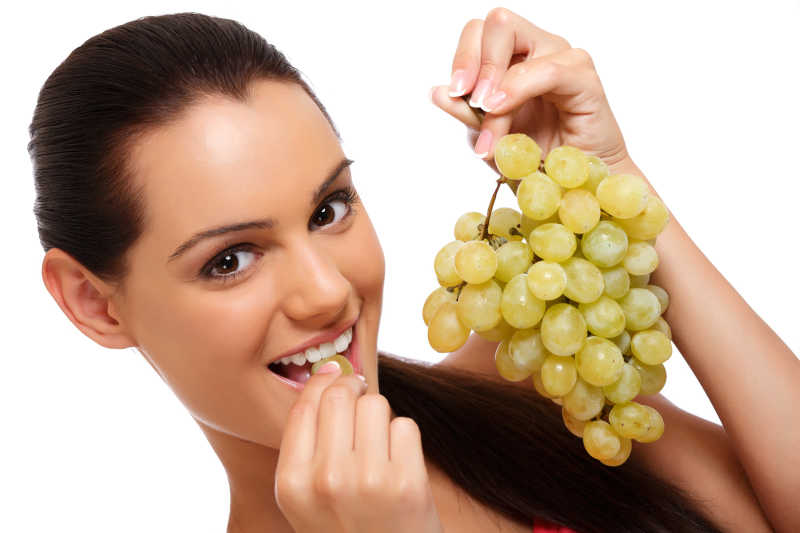 美女在吃美味的葡萄