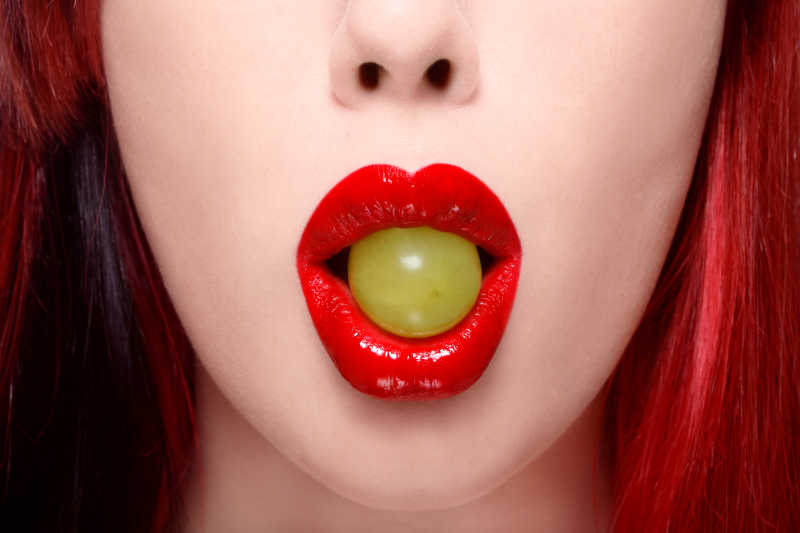 红嘴唇含着绿色葡萄