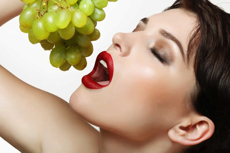 捧着美味葡萄的性感女人