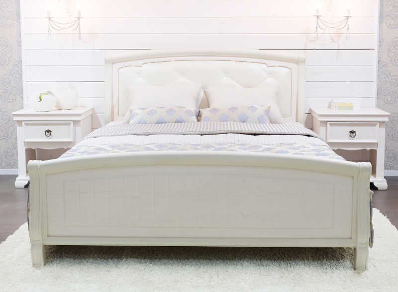 白色装修卧室内的白色双人床