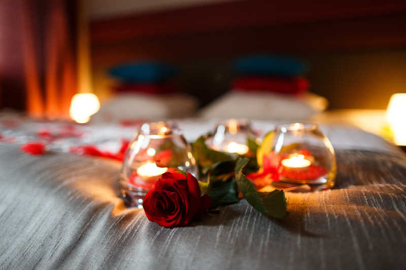 床上的玫瑰和蜡烛