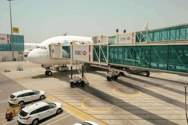 迪拜机场的飞机和汽车