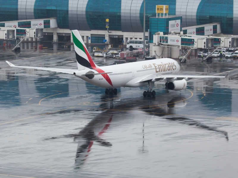 在雨天阿联酋航空飞机滑行到门口