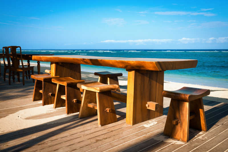 海边木质的桌子和板凳