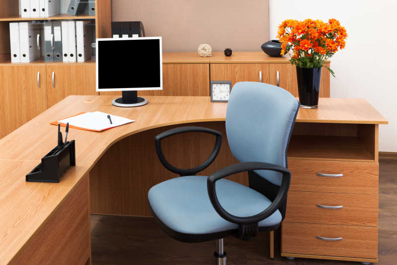 现代办公室的桌椅和显示器