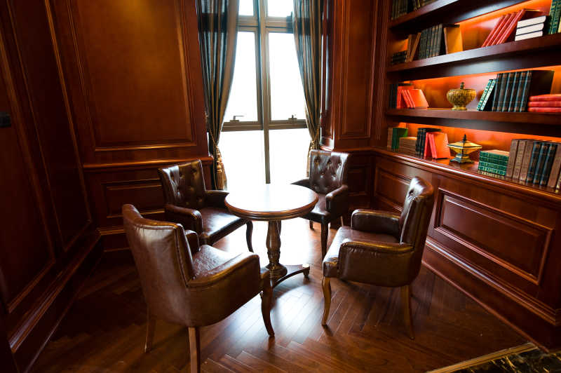 古典的书房里的皮质椅子和圆桌
