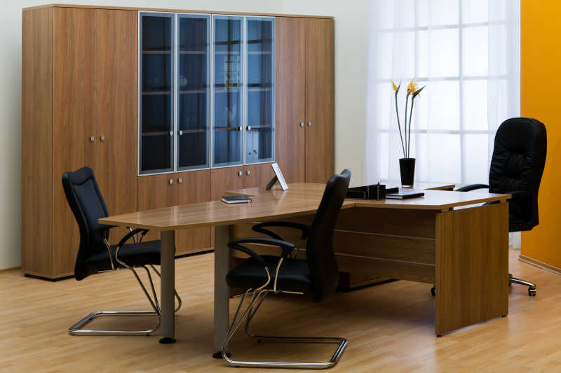 现代木质的办公桌