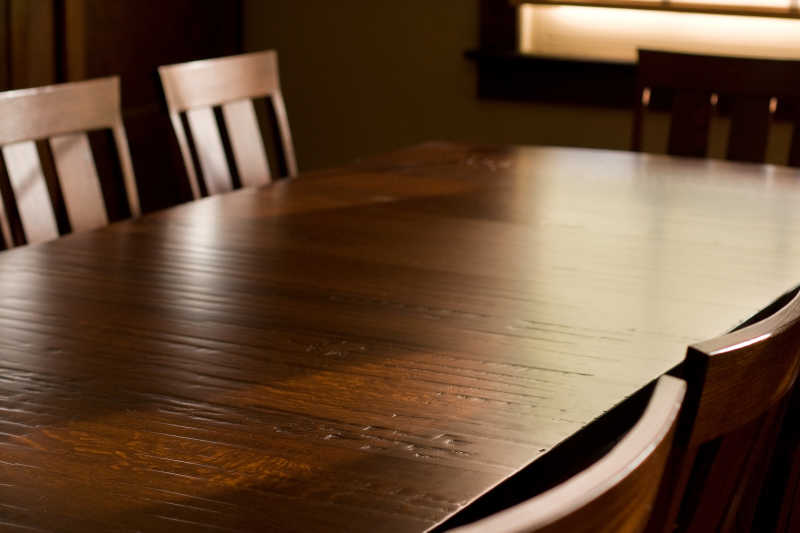 木质的桌子和椅子