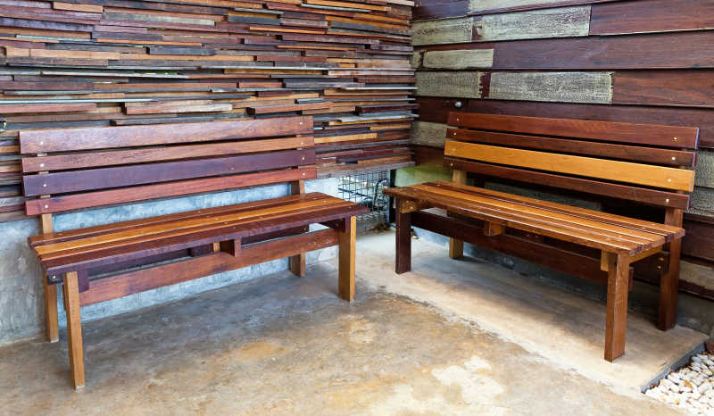 墙角木质长椅