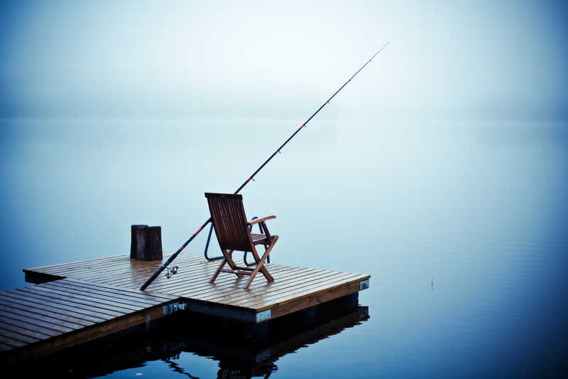 清晨钓鱼的湖边背景