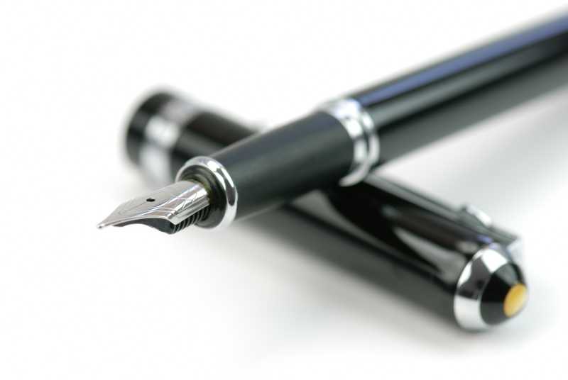 白色背景上的黑色钢笔