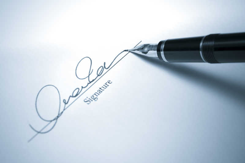 签字的黑色钢笔