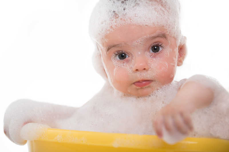 澡盆里满身泡沫的可爱宝宝