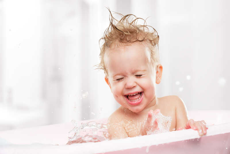 浴缸里兴奋玩耍的婴儿