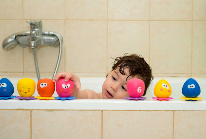 浴缸里玩耍的婴儿