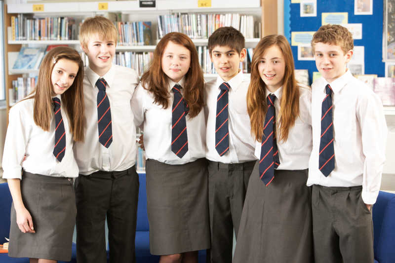 学校图书馆里的六个年轻的学生