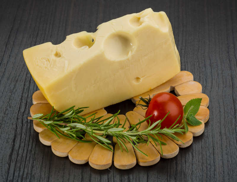 木板上的奶酪迷迭香