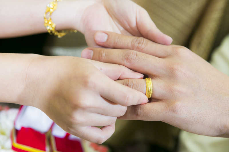 新婚夫妇交换戒指