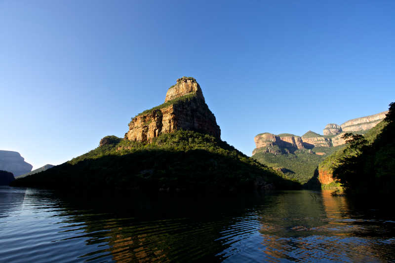 峡谷山脉间的自然风景