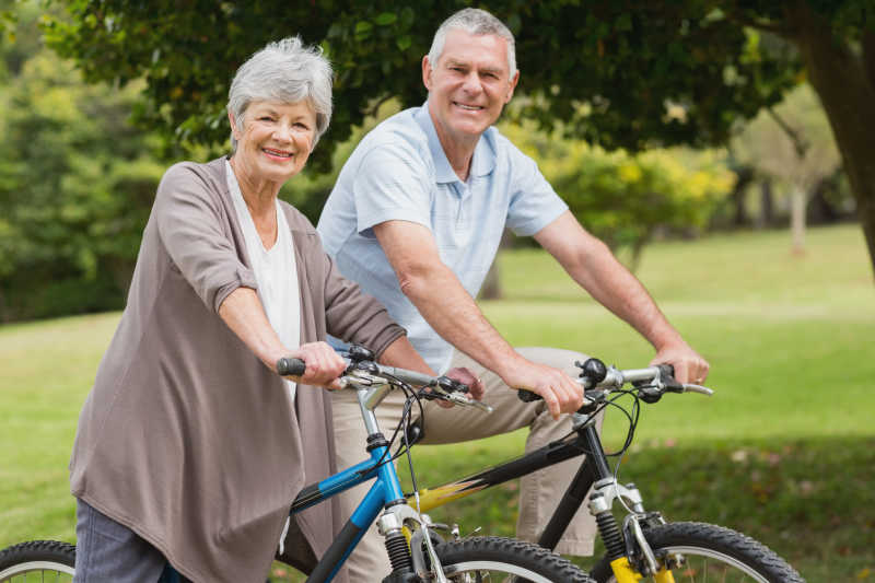 公园里骑自行车的老年夫妇