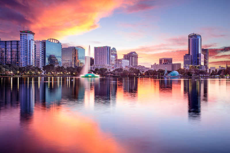 佛罗里达州晚霞阳光下的城市建筑海滩风景