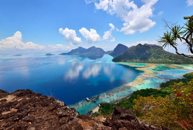 婆罗洲海滩岩石自然风景