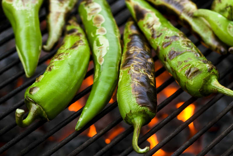 在木炭烤架上烤着的绿色鲜辣椒