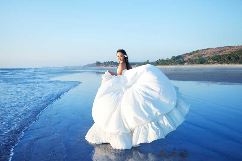 海滩上拍摄婚纱照的新娘
