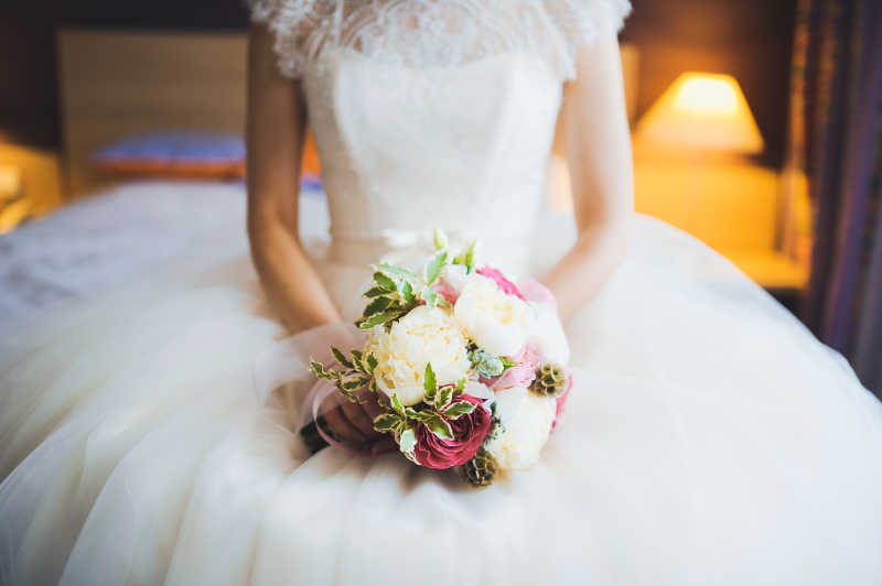 穿着白色婚纱新娘手中的捧花