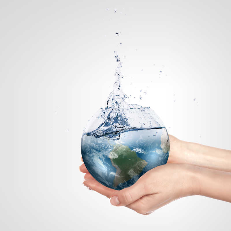 白色背景下一双手托着地球上的水代表的节约用水概念