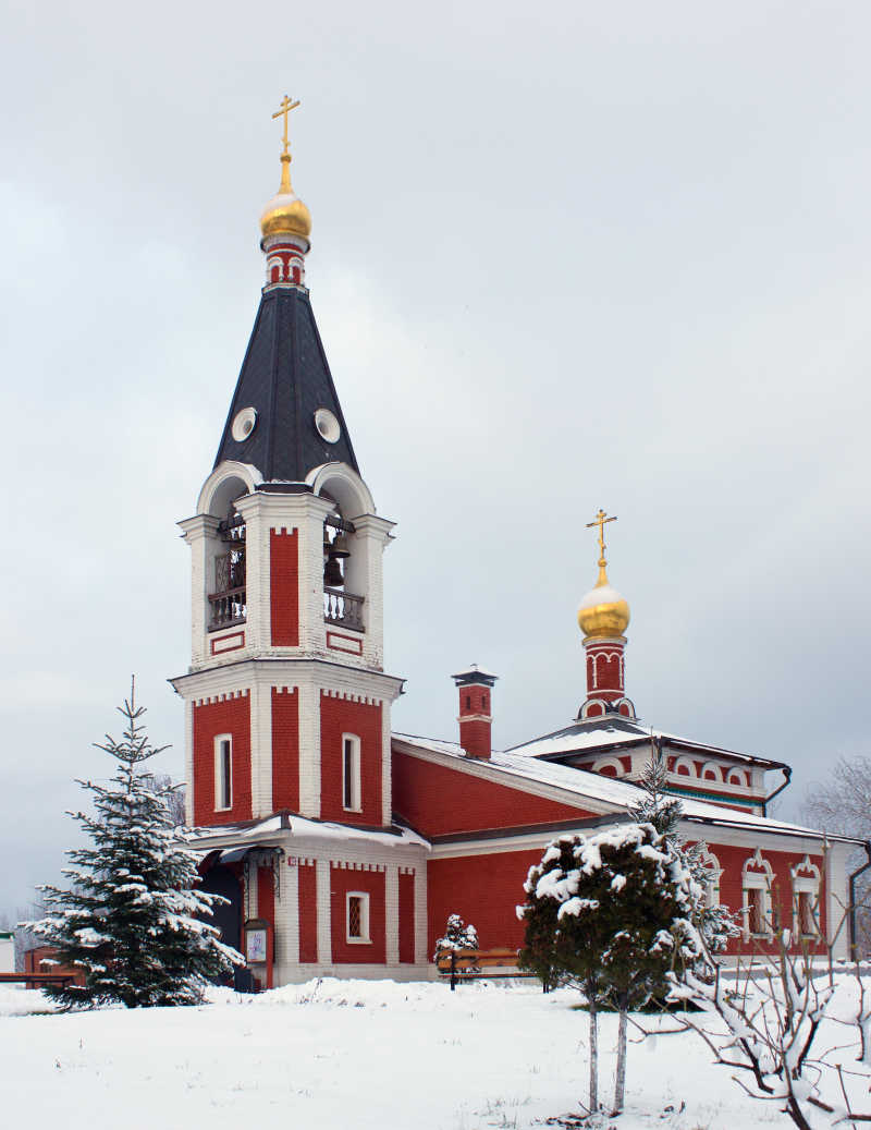 白云背景下冬天的圣尼古拉斯正教会