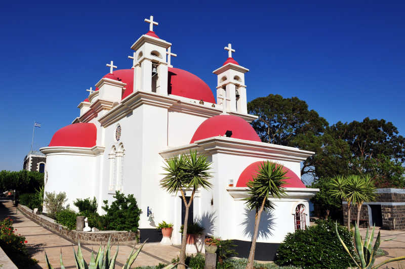 蓝天下红色圆顶的希腊正教教堂
