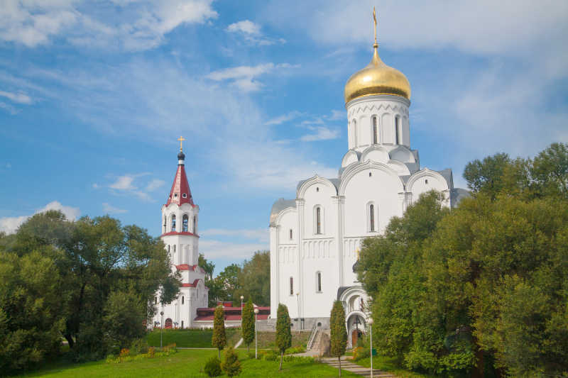 蓝天白云下位于明斯克白俄罗斯代祷教会外的风景