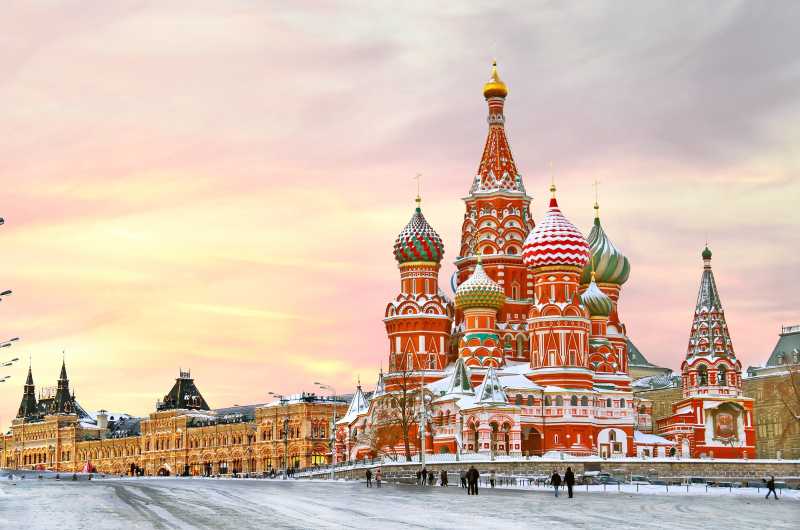 夕阳下冬天的莫斯科红场的彩色的教堂