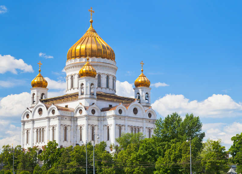 蓝天白云下的绿植围绕的莫斯科Christ the Saviour大教堂