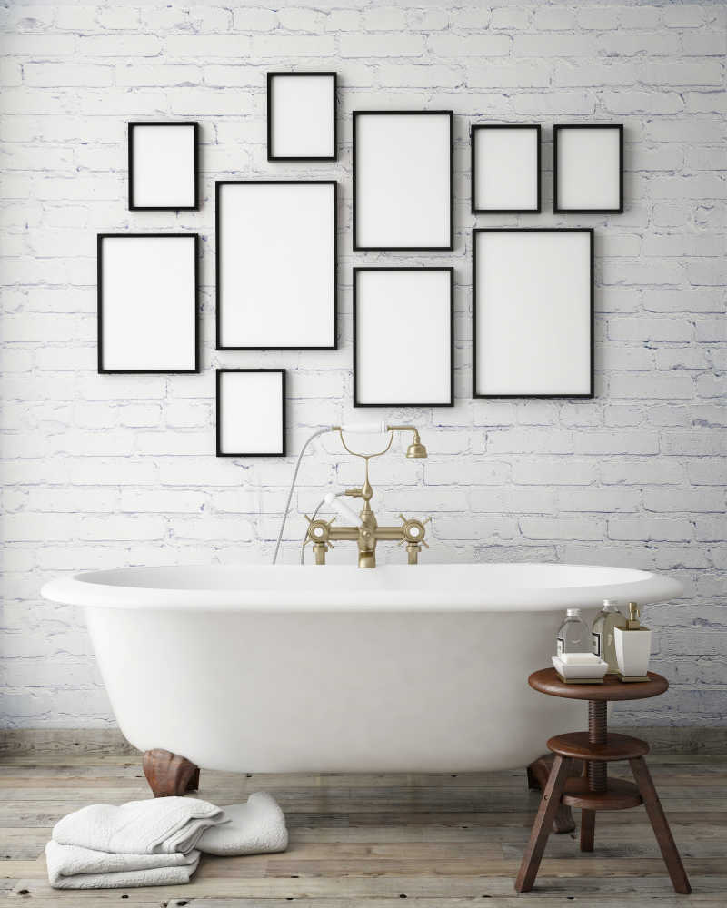 在浴室墙上挂着的多做多样的空白海报