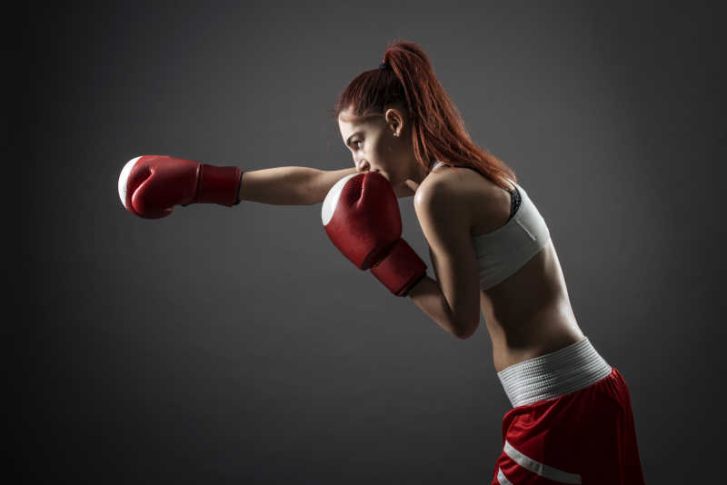 一个戴红色手套的拳击女子