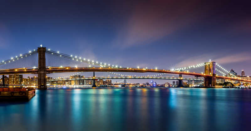 夜晚灯光闪烁下的大桥