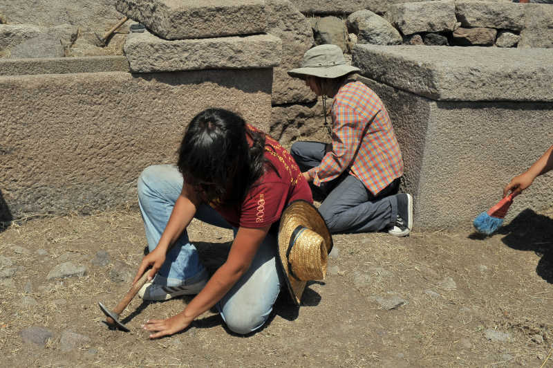 正在考古挖掘研究的人们