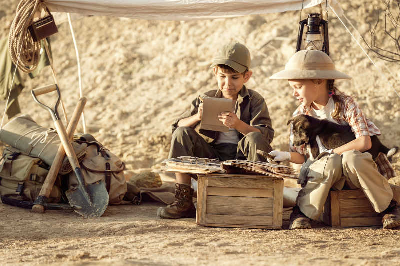 两个孩子在研究考古笔记
