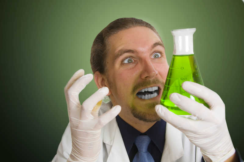 疯狂的科学家拿着绿色的化学品