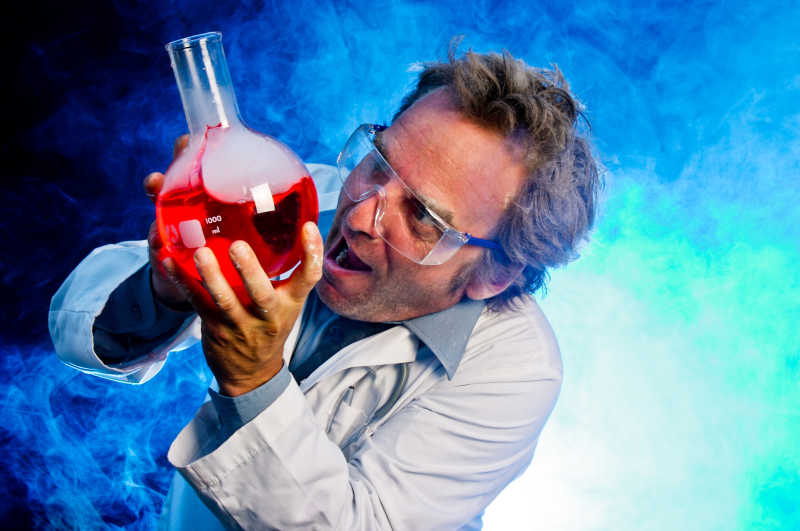 手捧红色化学药剂的疯狂科学家
