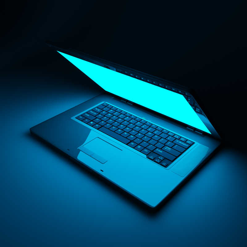 黑暗中开机的笔记本电脑