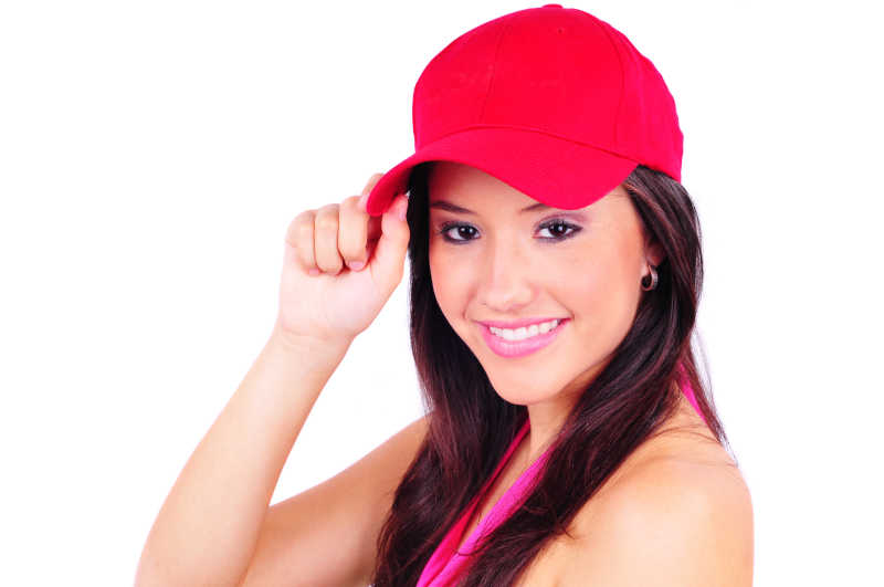 戴着红色棒球帽的漂亮女性