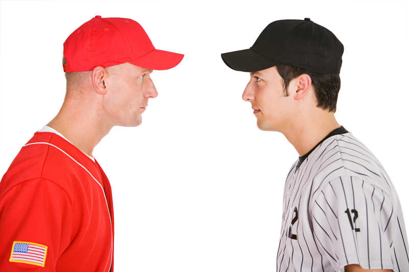 戴棒球帽的两个男人在对视