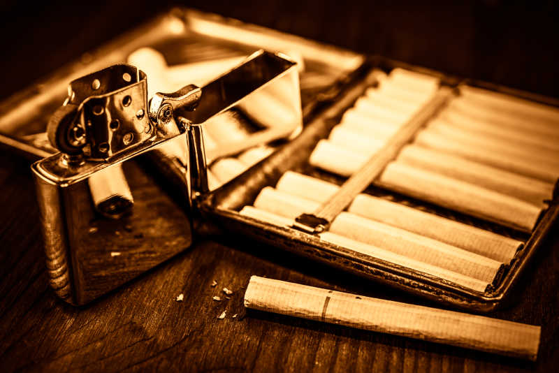 桌子上的一盒雪茄和打火机